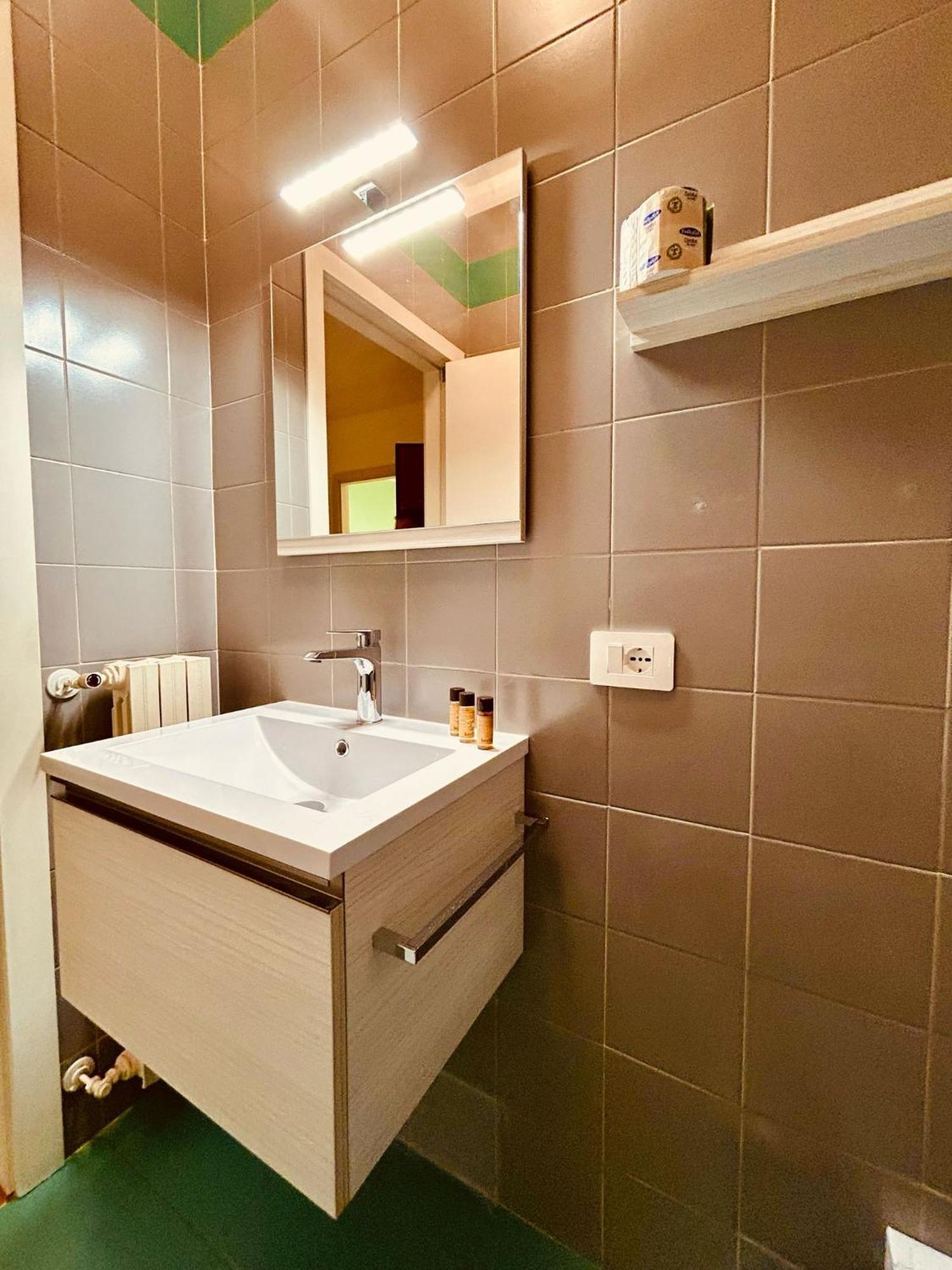 Ferienwohnung Kibilu - Via Medaglie D'Oro Centro Citta Con Parcheggio Varese Exterior foto